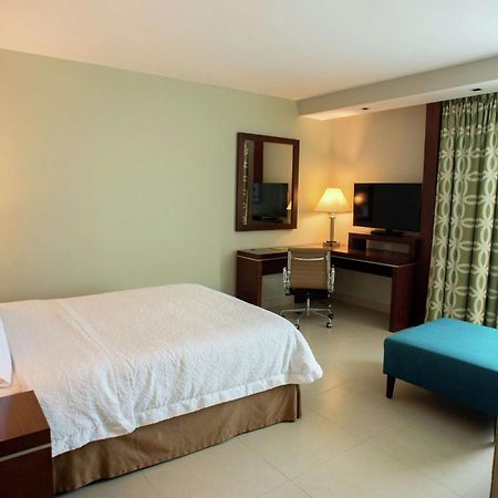 Hampton Inn By Hilton Merida Exterior photo