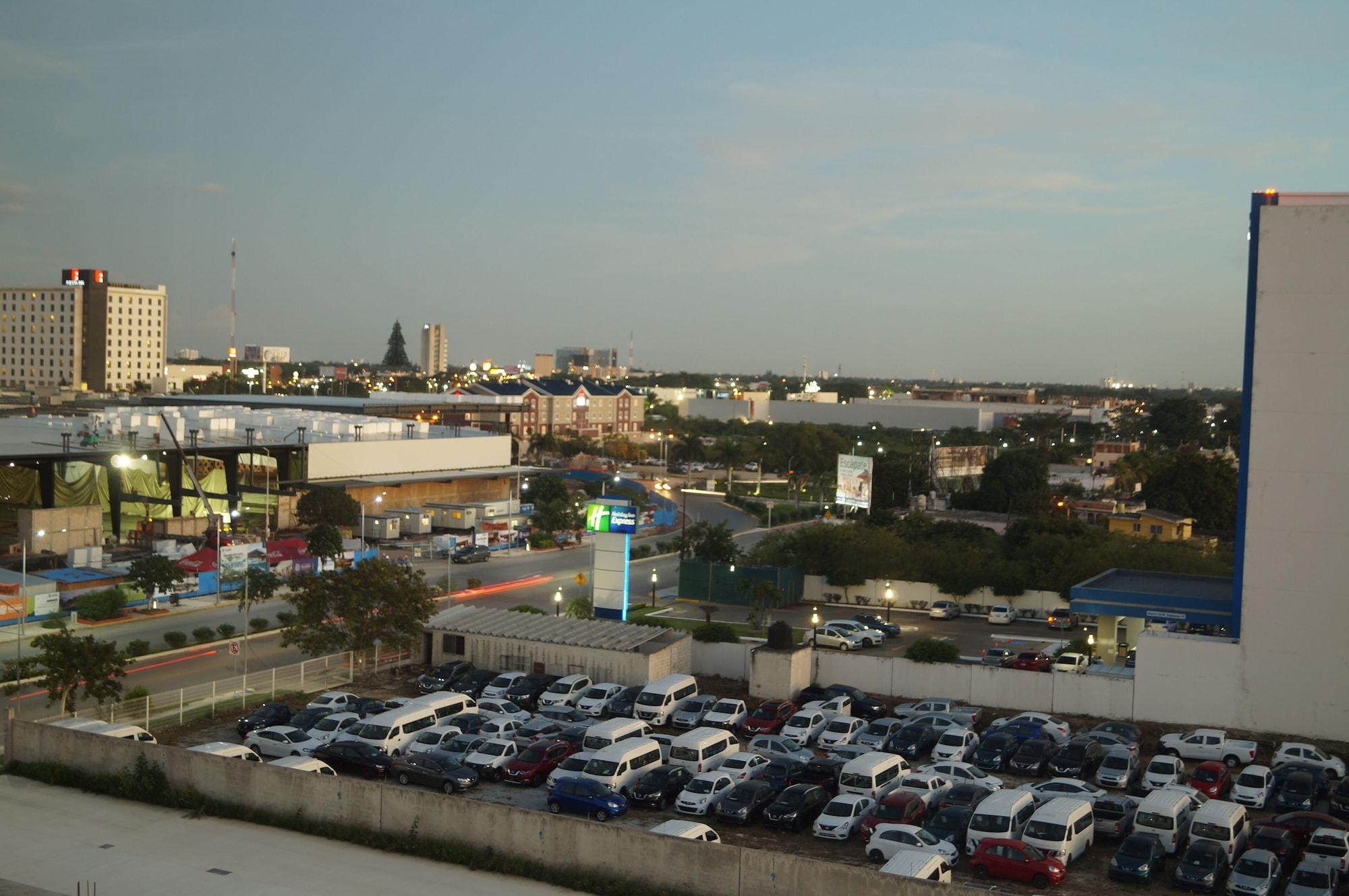 Hampton Inn By Hilton Merida Exterior photo