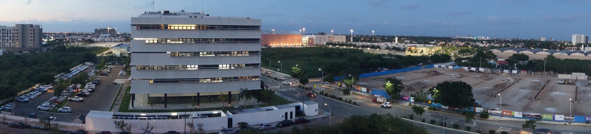 Hampton Inn By Hilton Merida Exterior photo