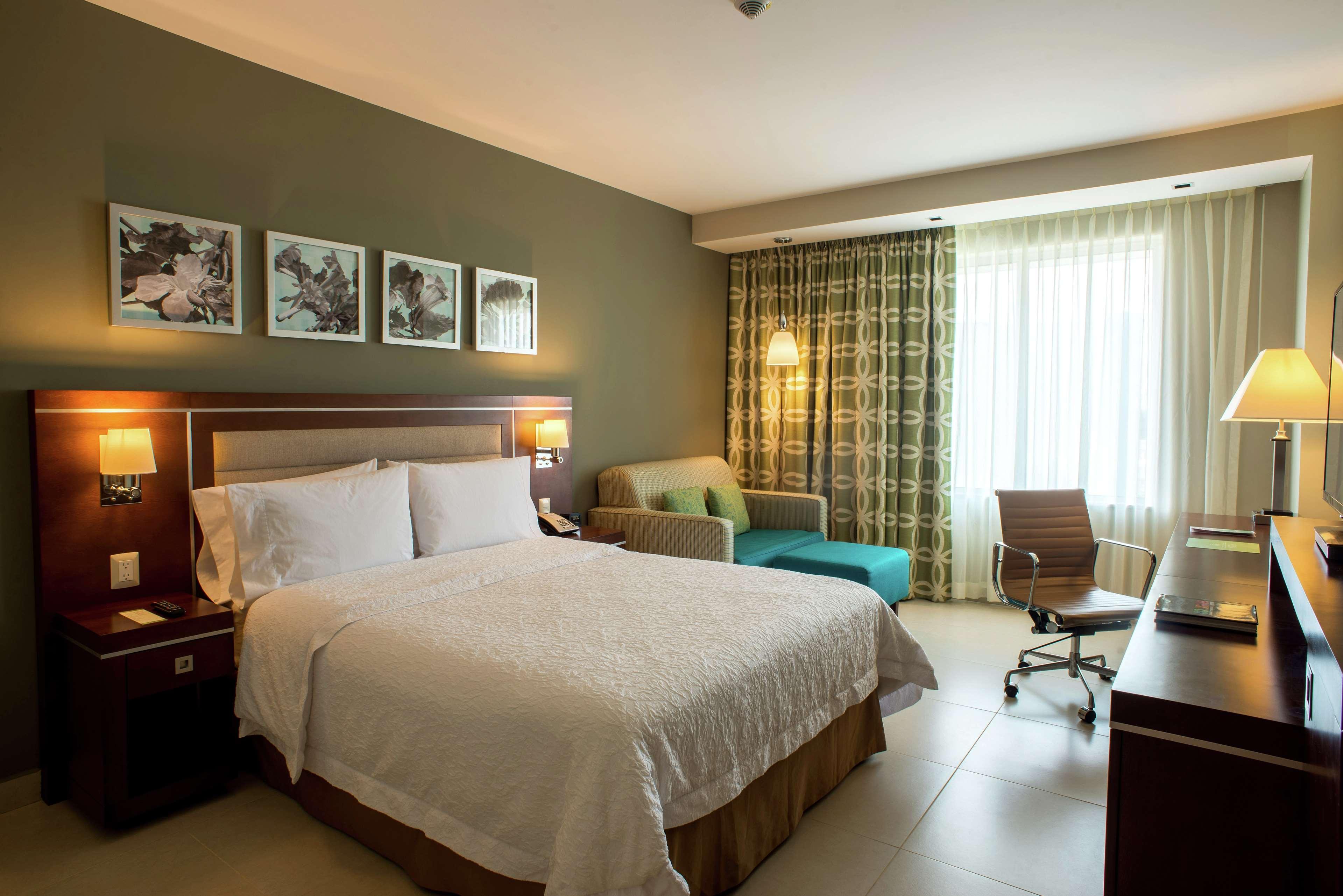 Hampton Inn By Hilton Merida Exterior photo