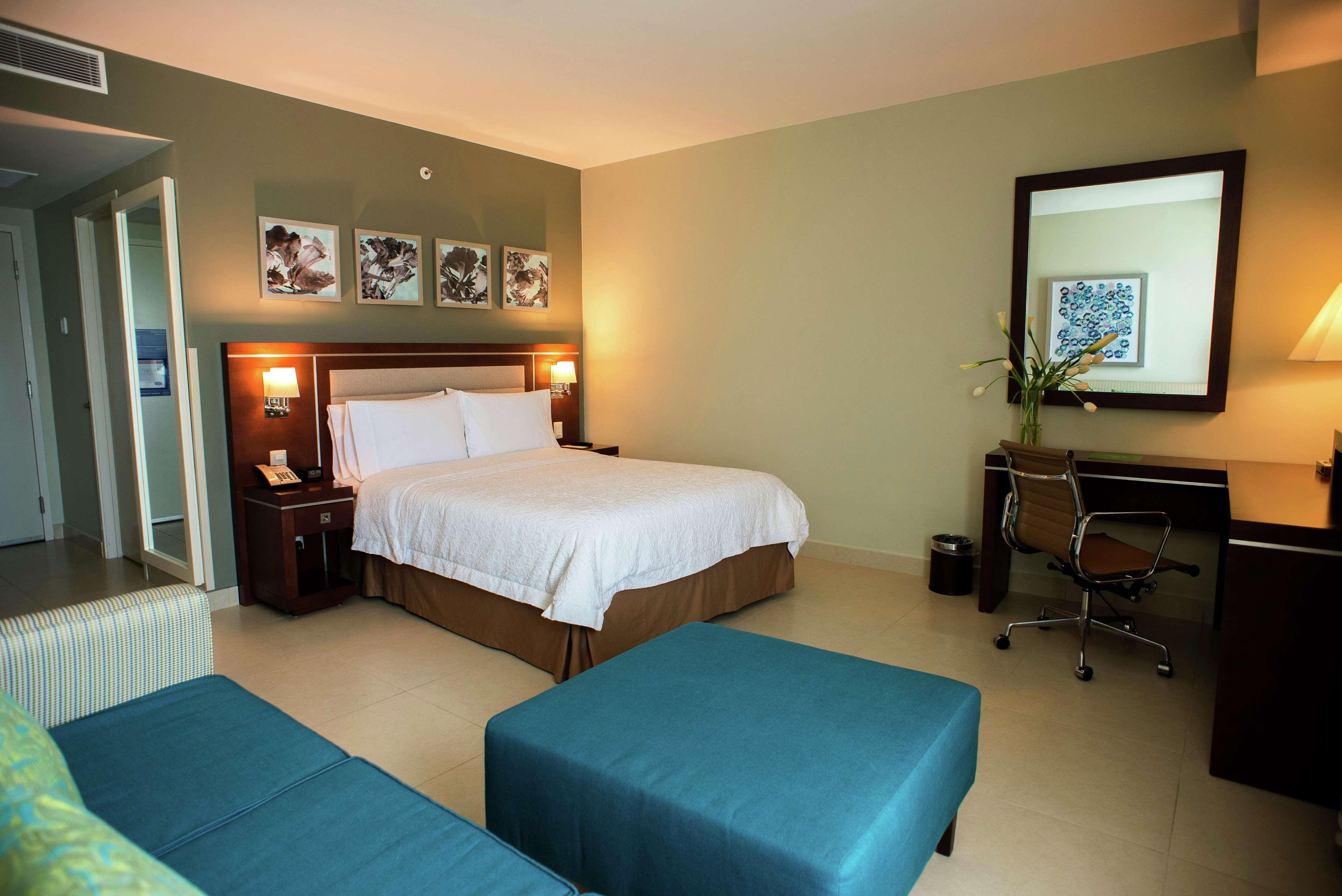 Hampton Inn By Hilton Merida Exterior photo