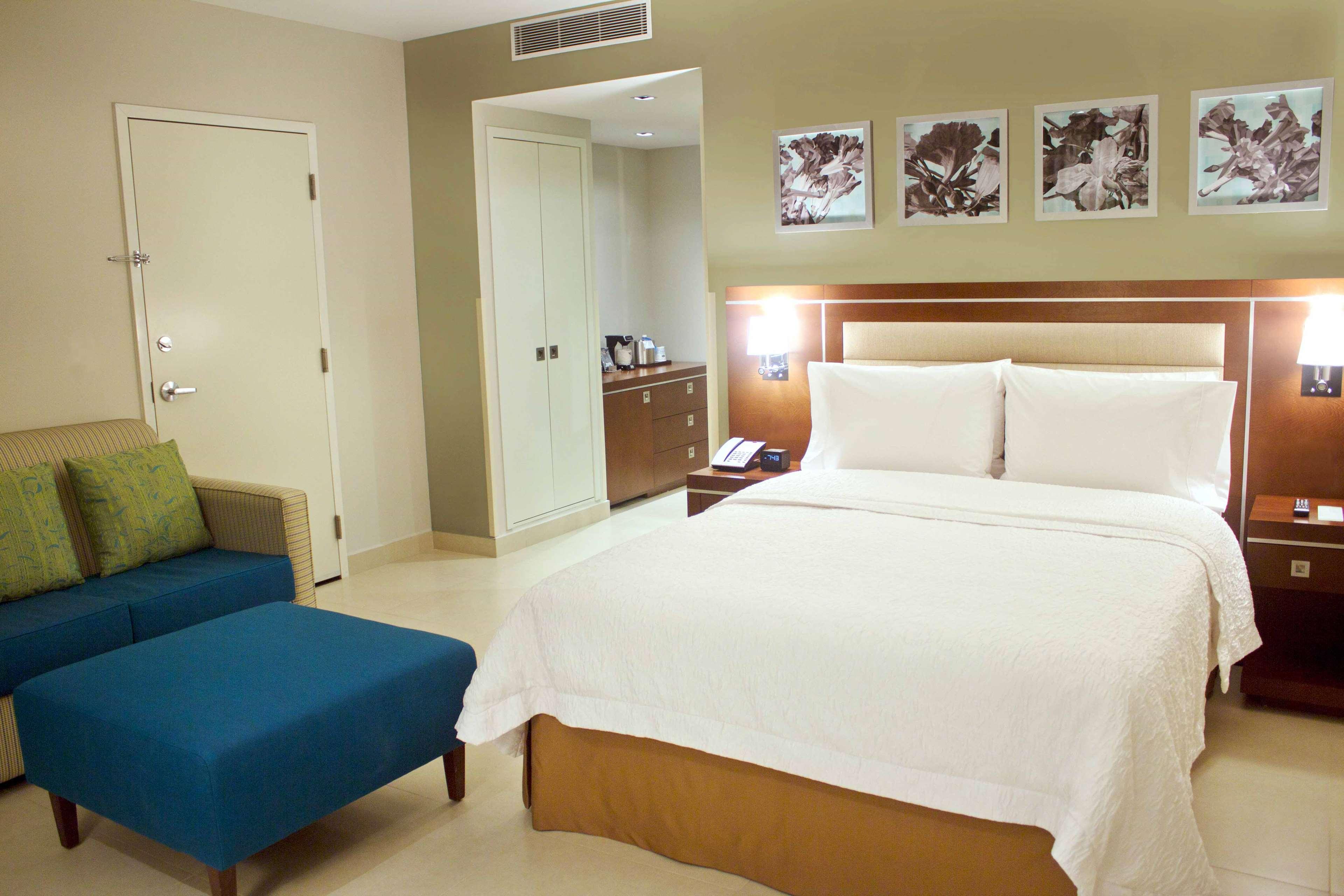 Hampton Inn By Hilton Merida Exterior photo