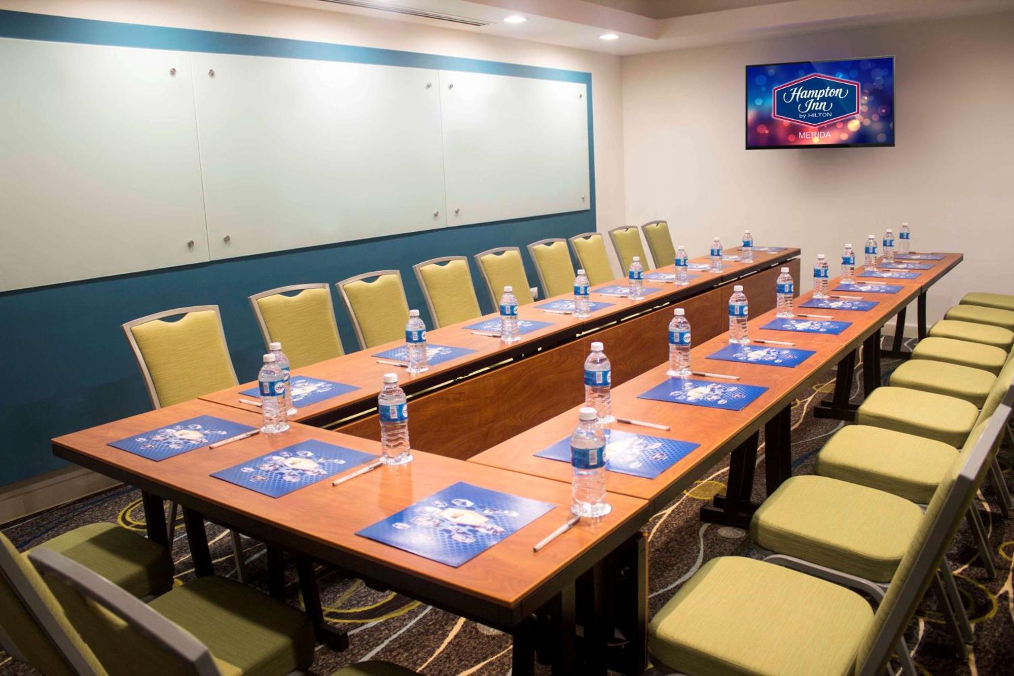 Hampton Inn By Hilton Merida Exterior photo