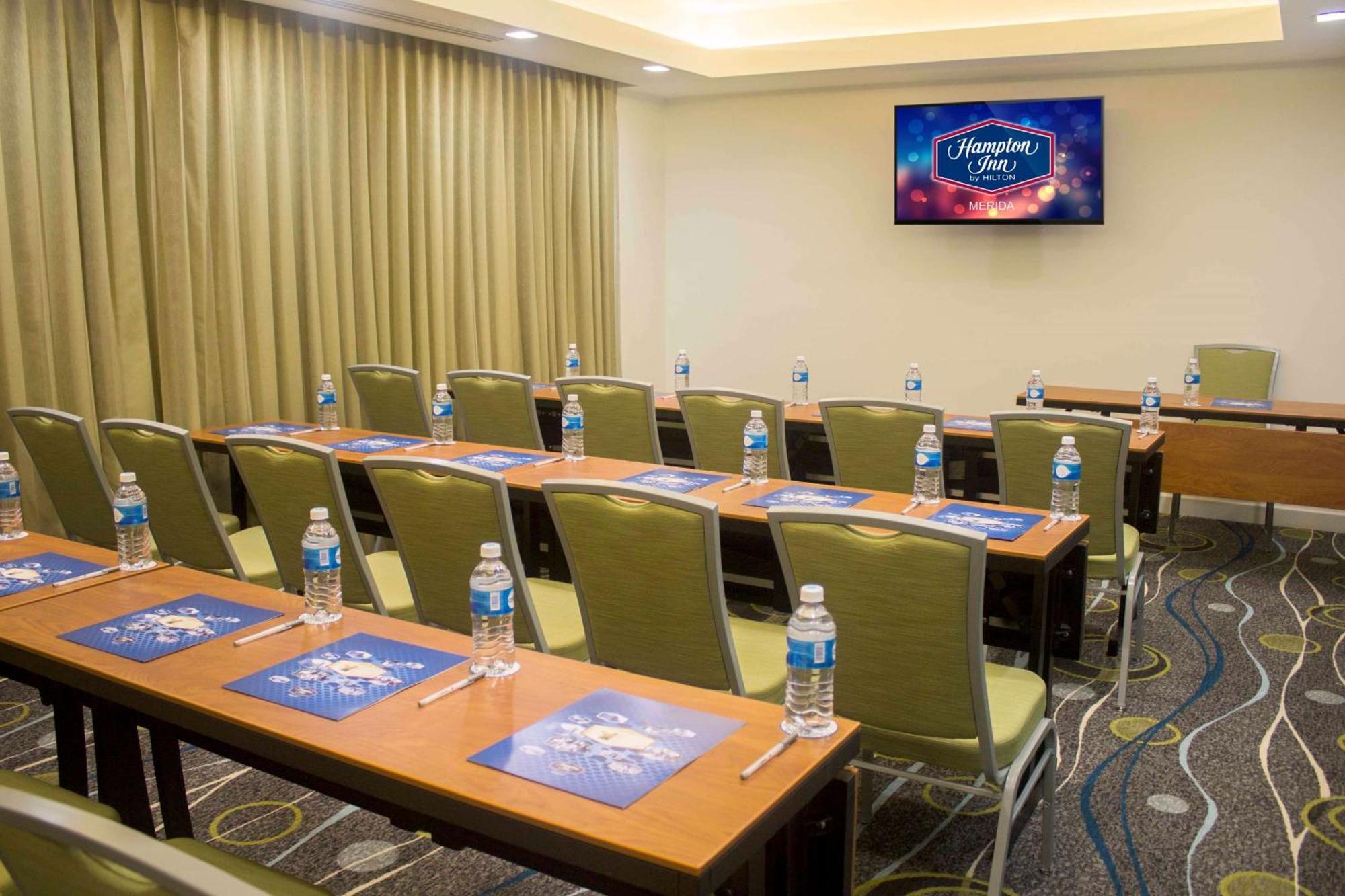 Hampton Inn By Hilton Merida Exterior photo
