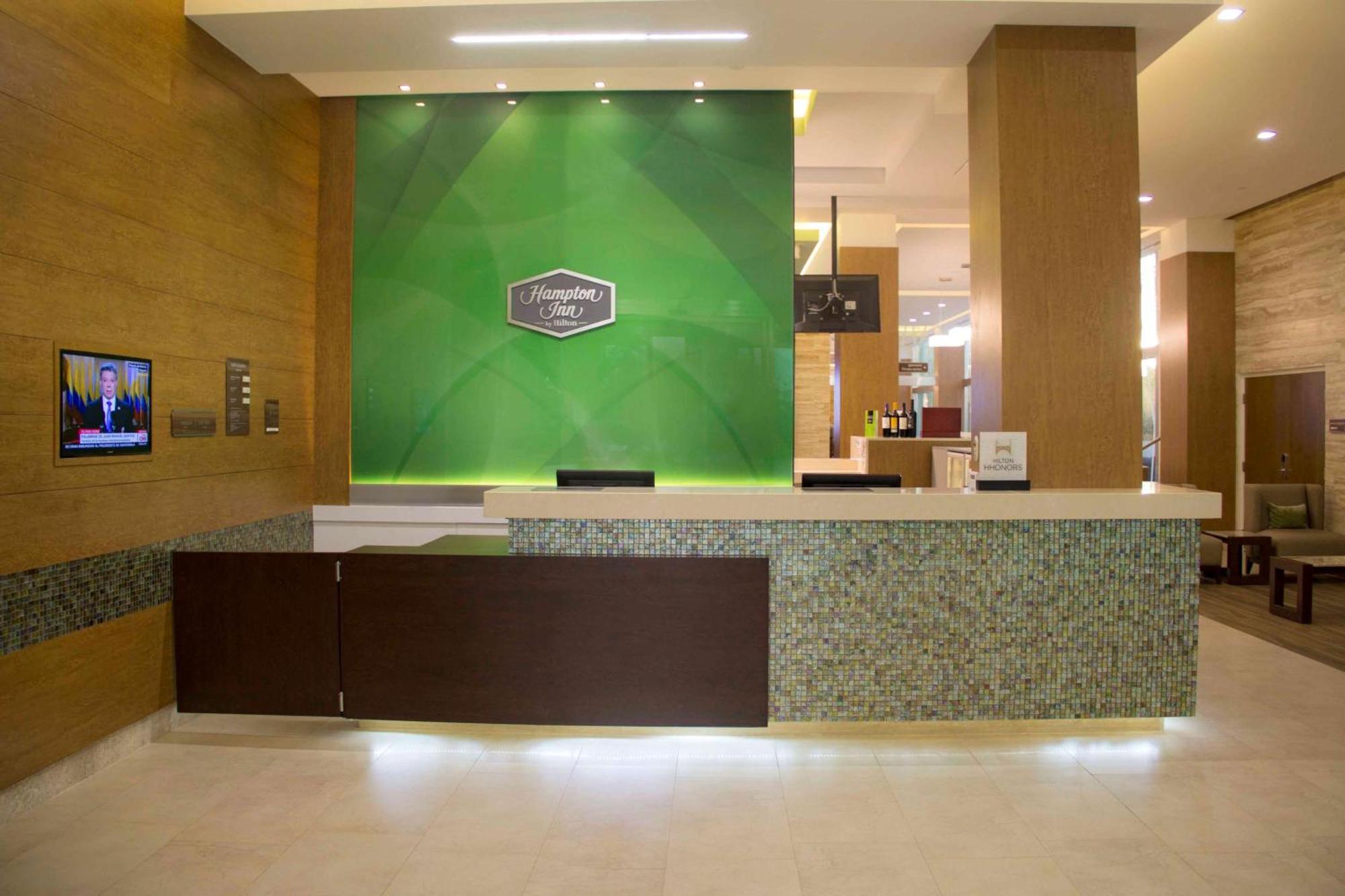 Hampton Inn By Hilton Merida Exterior photo