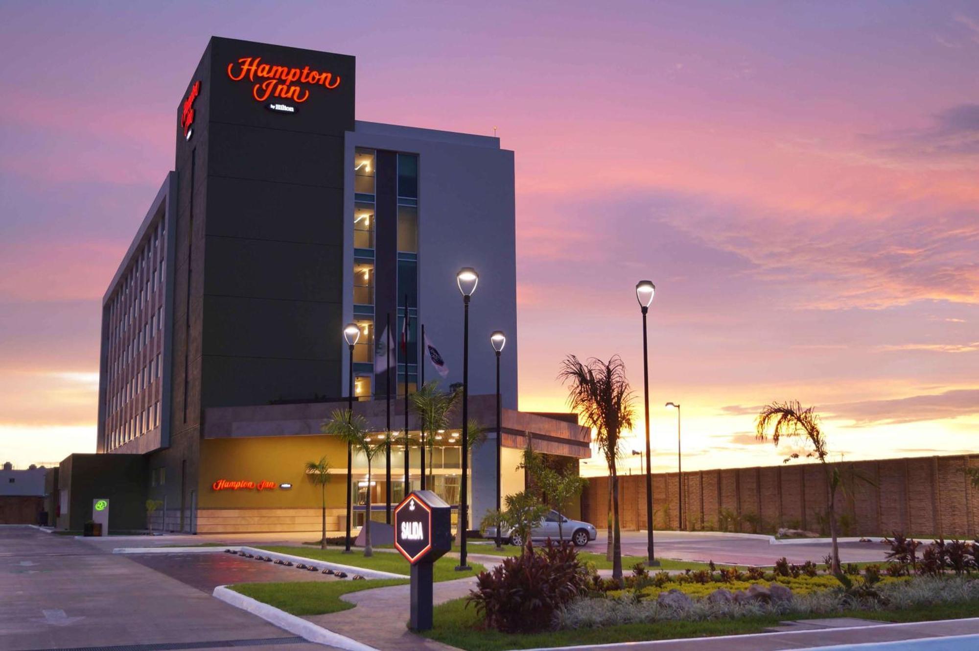 Hampton Inn By Hilton Merida Exterior photo