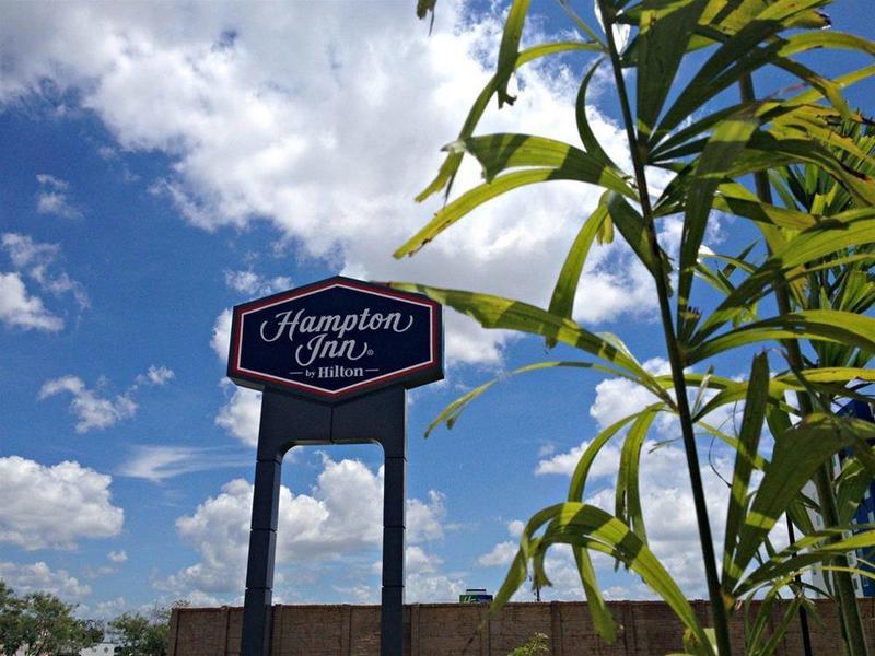 Hampton Inn By Hilton Merida Exterior photo